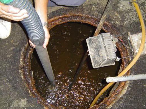 九龙湖隔油池清理