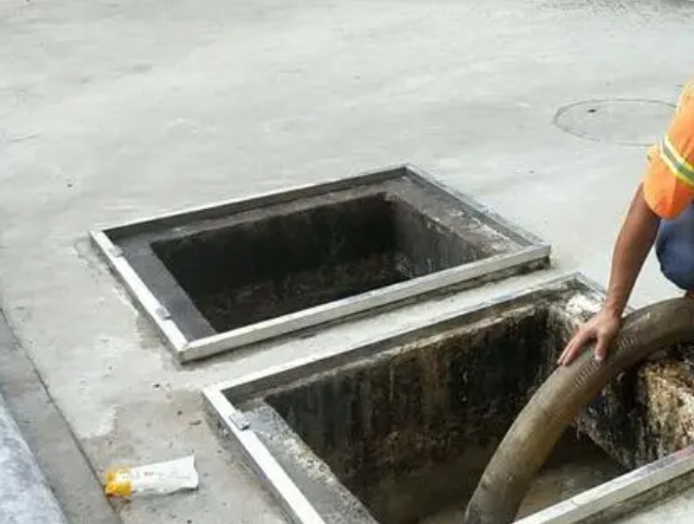 九龙湖化粪池清理