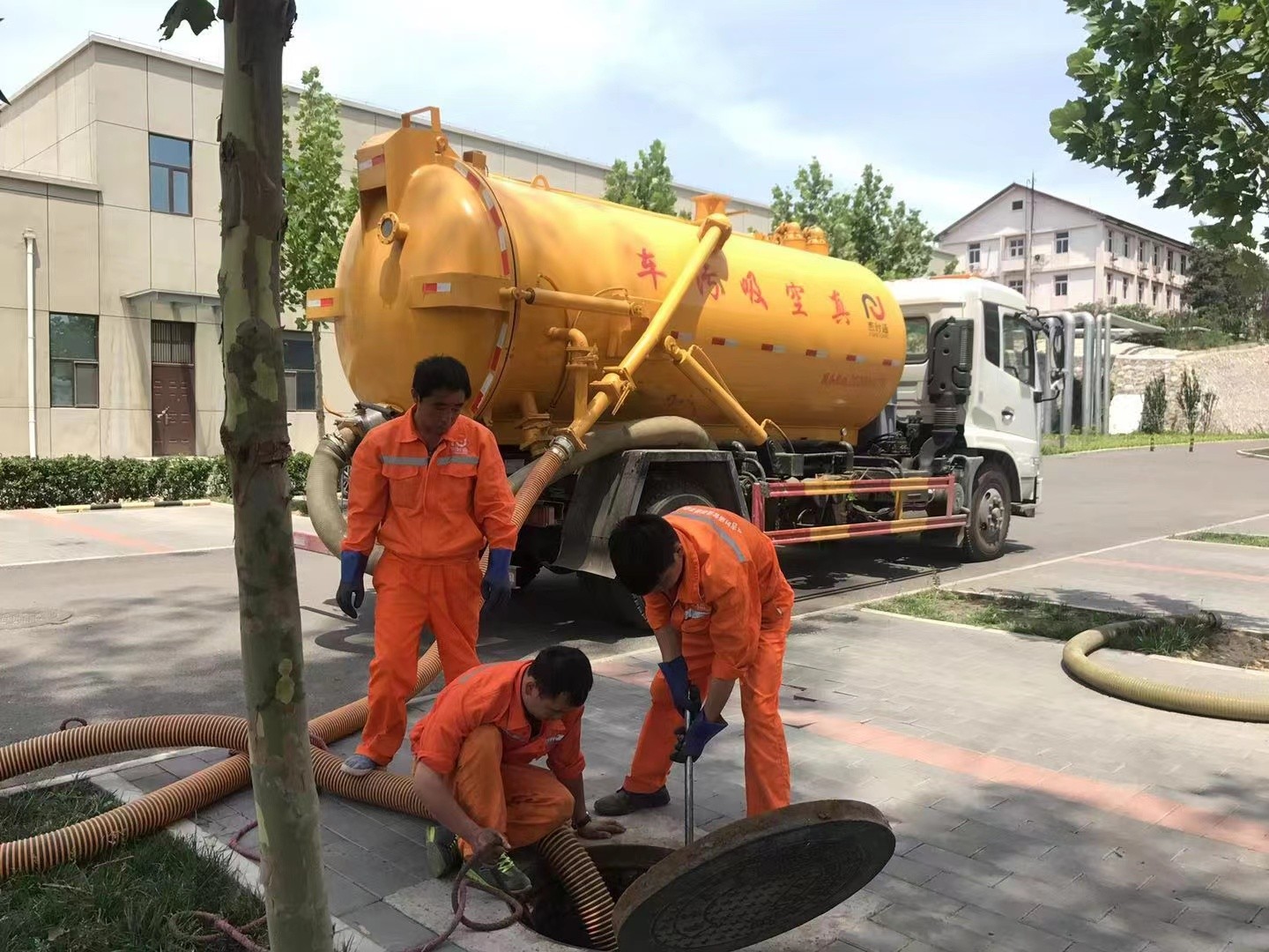 九龙湖管道疏通车停在窨井附近