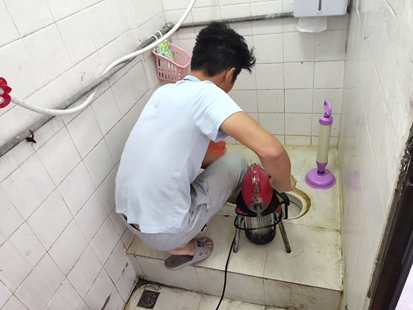 九龙湖管道堵塞冒臭气 专业师傅现场解决问题