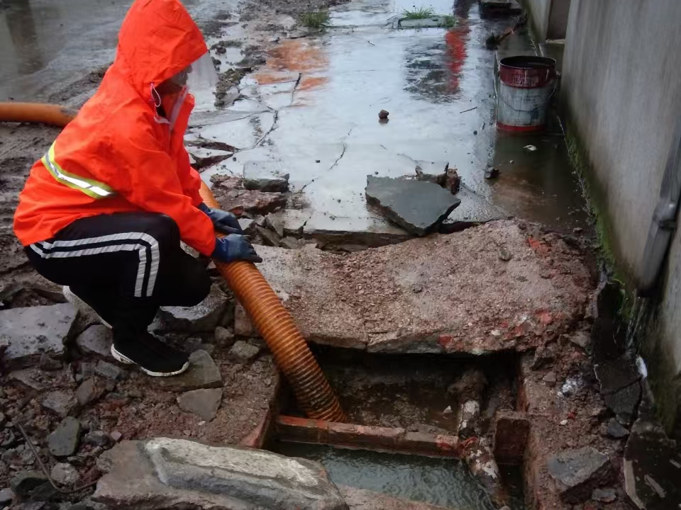 九龙湖专业清理污水池 炜誉市政以规范流程守护城市 “肠道”