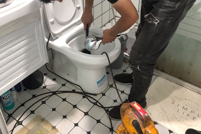 九龙湖马桶堵塞自己疏通还是找师傅？专业上门服务让你省时更省心