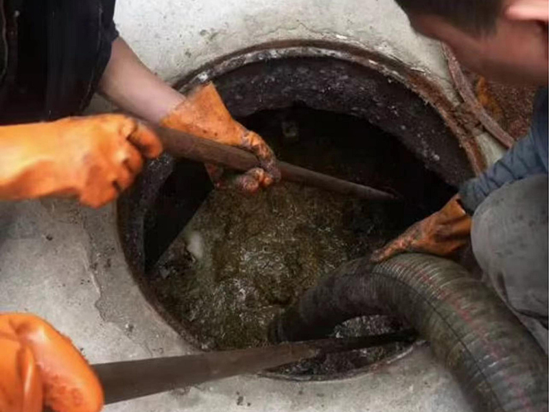 九龙湖清理化粪池时如何避免沼气的危害？